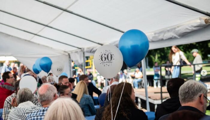Blick in das Festzelt bei der Geburtstagsfeier der Lebenshilfe Mönchengladbach. Die Lebenshilfe Mönchengladbach feierte ihren 60. Geburtstag.
