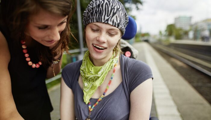 Frauen schaun in Buch an Bahnsteig