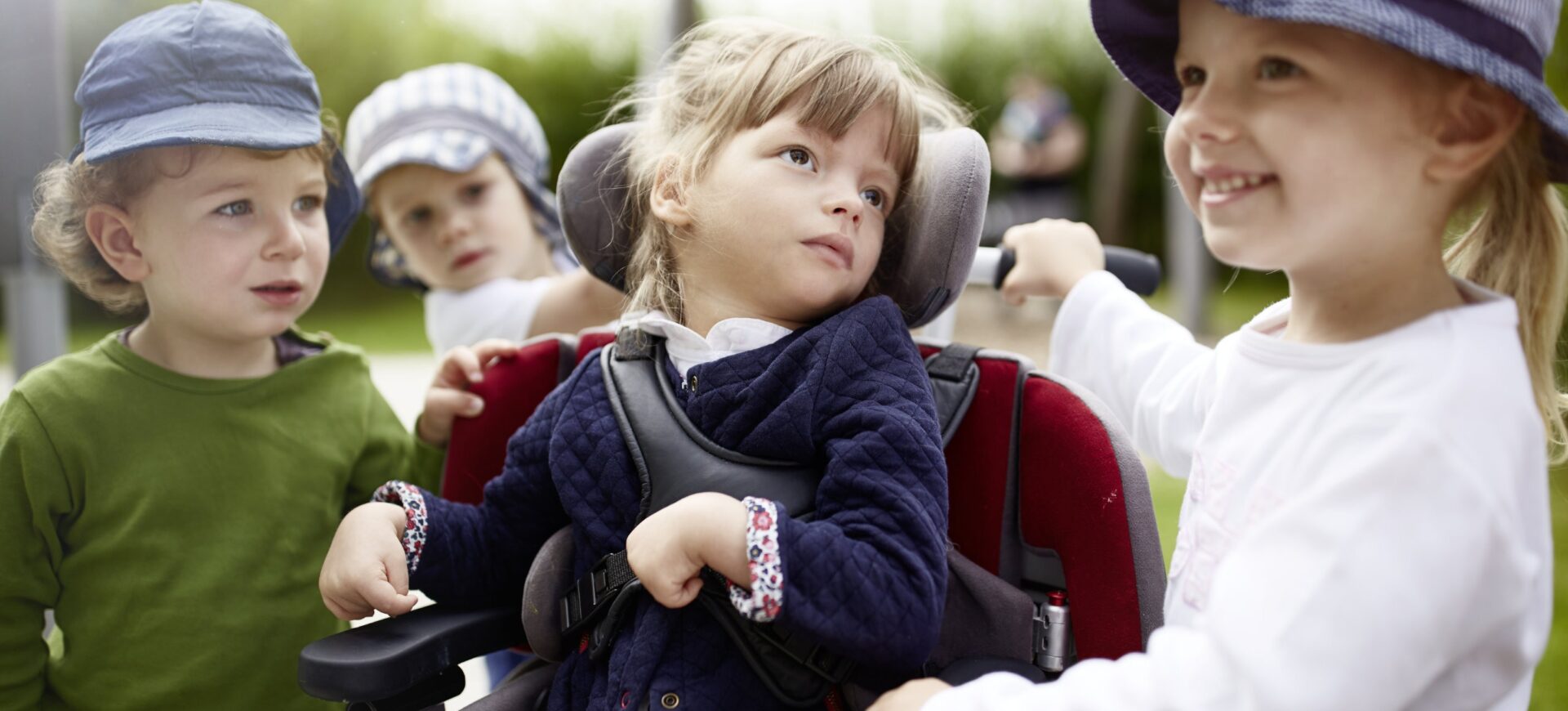 Gruppe von Kindern mit einem Rollstuhl