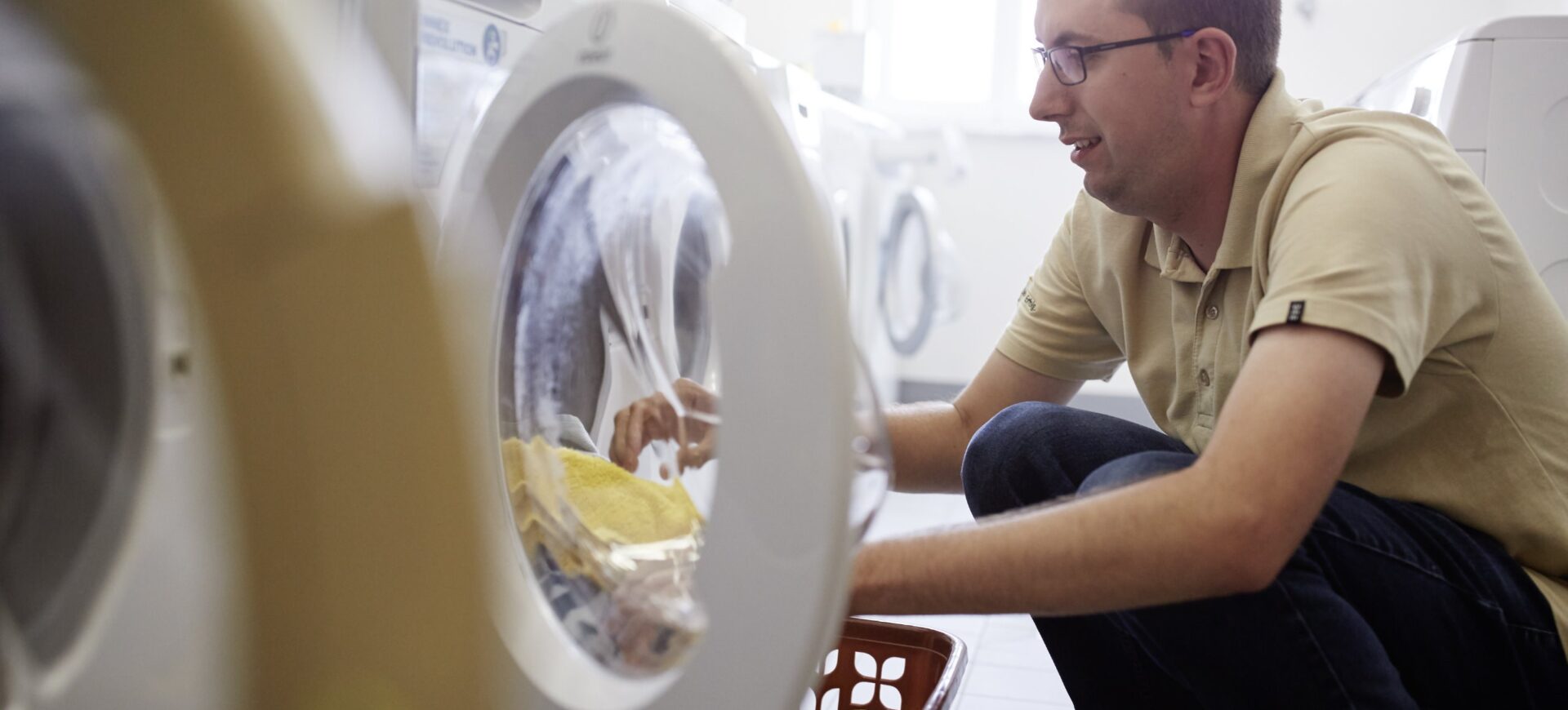 Wohnen Person an Waschmaschine
